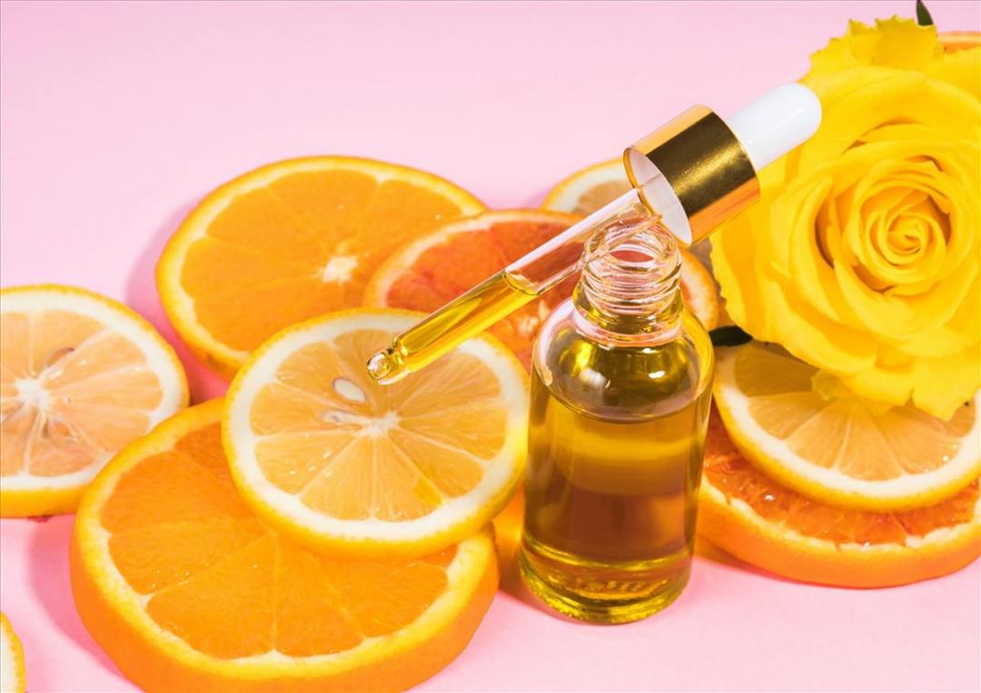 Dùng vitamin C serum mọi người cần phải bôi kem chống nắng